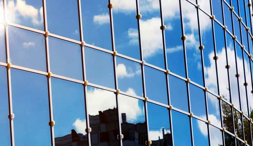 شیشه رفلکسی در نمای ساختمان