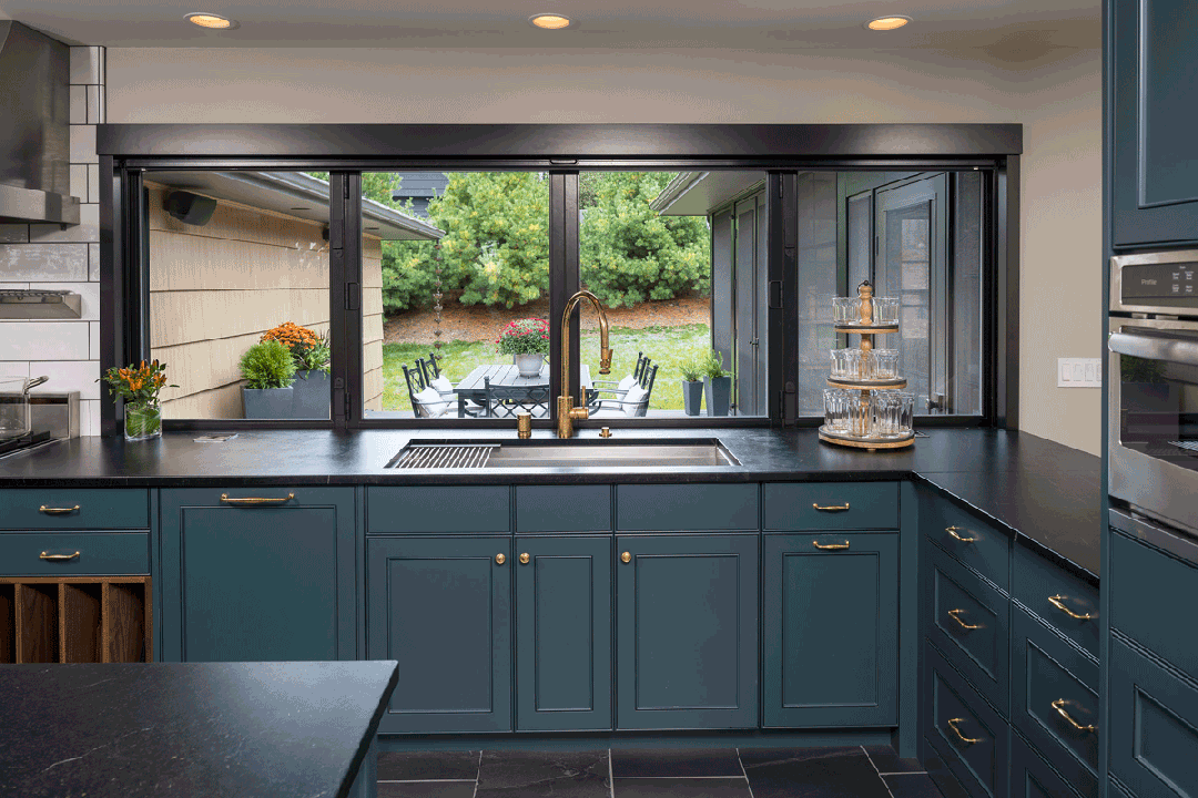 طراحی و اجرای آشپزخانه مدرن پنجره دار