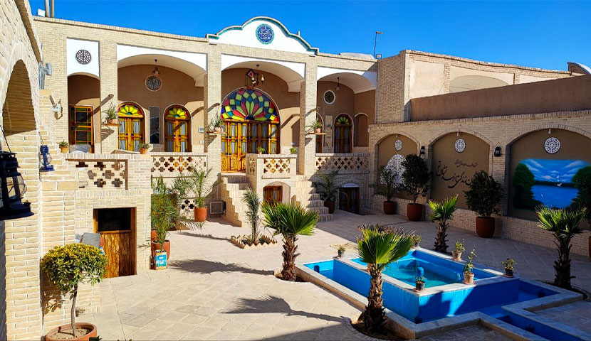 طراحی حیاط اقامتگاه بومگردی