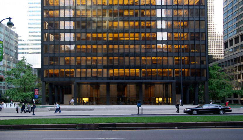 نمای مدرن ساختمان سیگرام در نیویورک