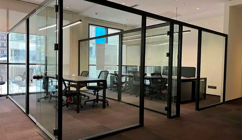 طراحی دکوراسیون اداری با پارتیشن شیشه ای