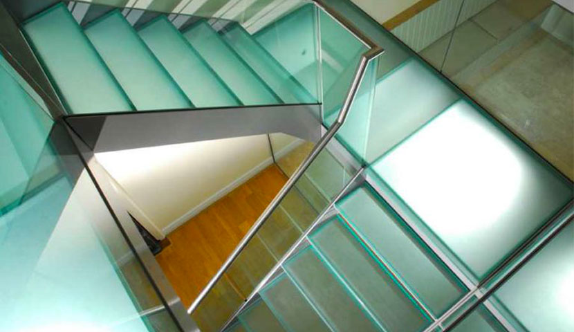طراحی شیشه ای راه پله ساختمان