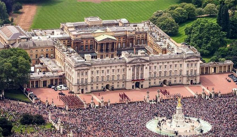 کاخ باکینگهام در انگلستان