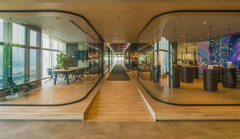 طراحی داخلی اداری با پارتیشن شیشه ای 